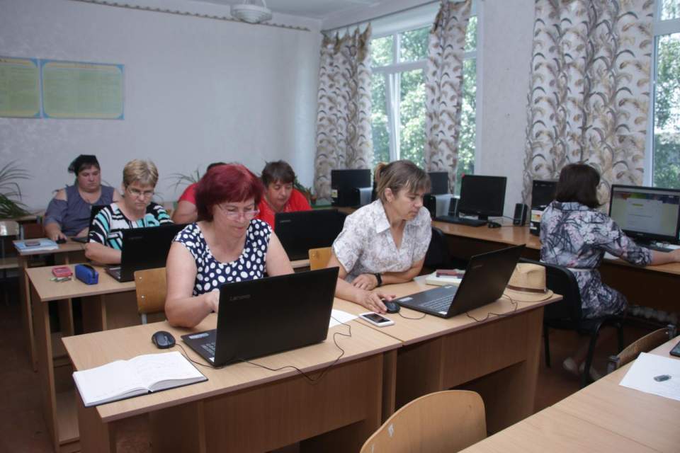 Студенти курсів комп'ютерної грамотності для дорослих за підтримки «Полтавазернопродукту»