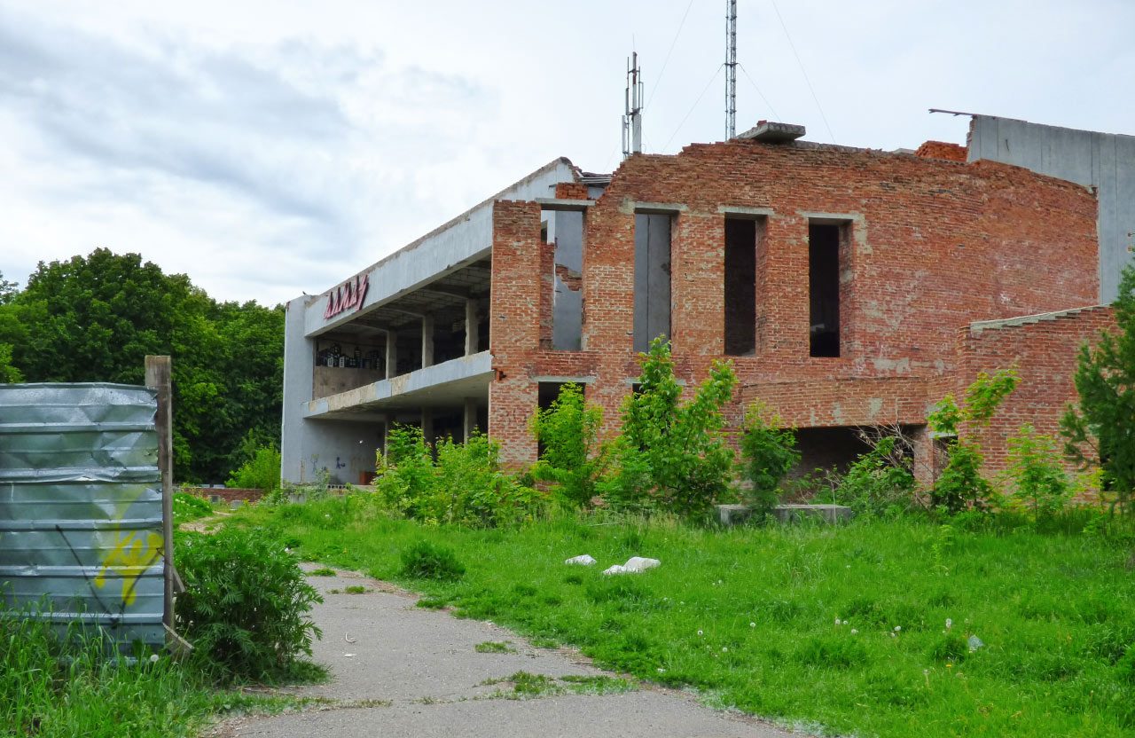 Занедбана будівля колишнього кінотеатру «Алмаз»
