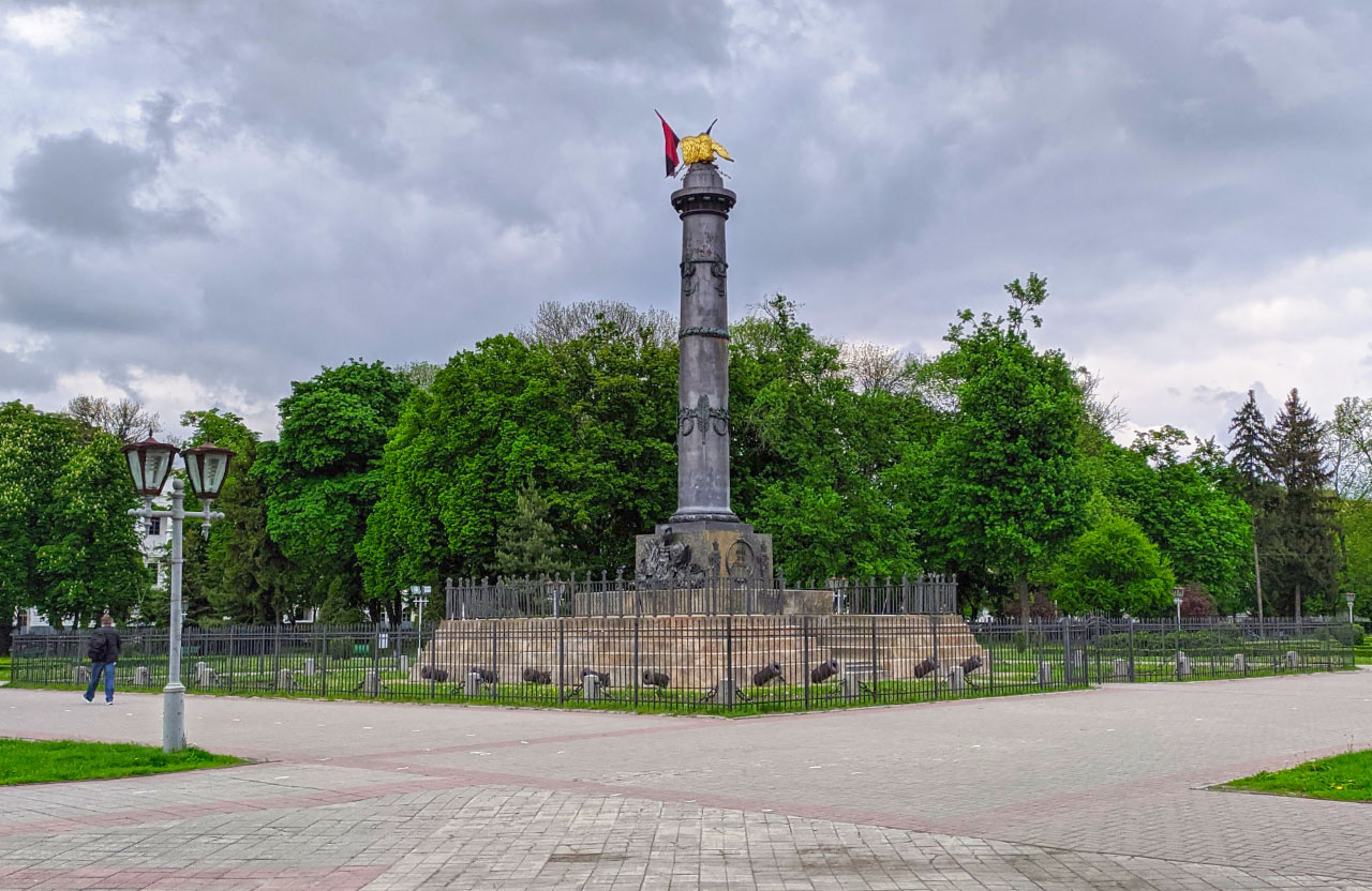 Монумент Слави у Корпусному саді в центрі Полтави