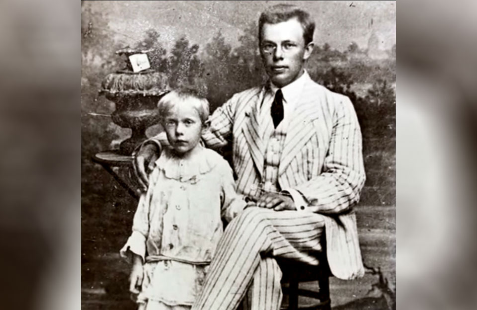 Микола Зеров із сестрою Валерією. Кролевець, 1917 рік.