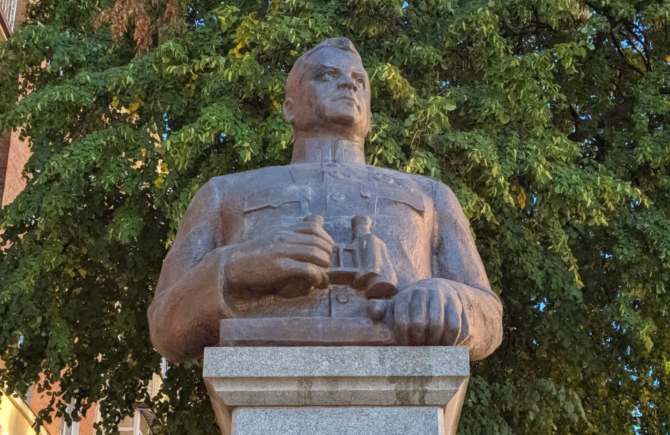 Пам’ятник Миколі Ватутіну у Полтаві