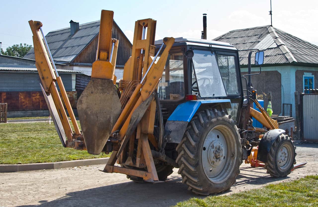 Приклад: трактор «Беларус» з фронтальним навантажувачем та навісним обладнання для пересадки дерев