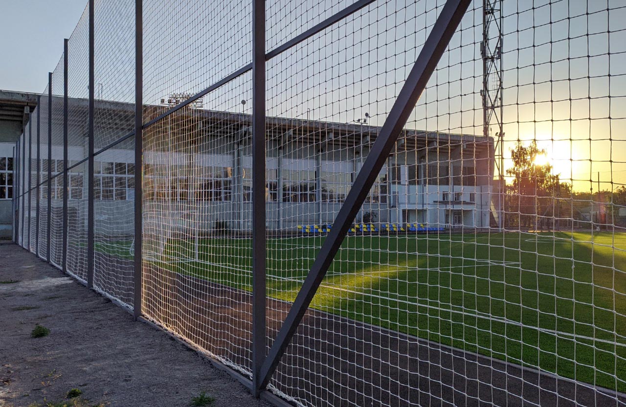 Нове футбольне поле зі штучним покриттям поблизу стадіону «Ворскла»