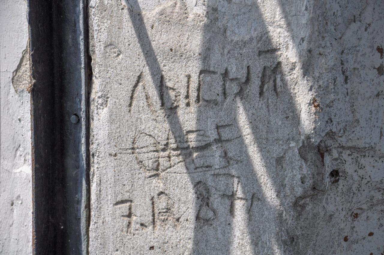 На стінах відвідувачі залишили написи «Лисий 1987», «1973» та інші.