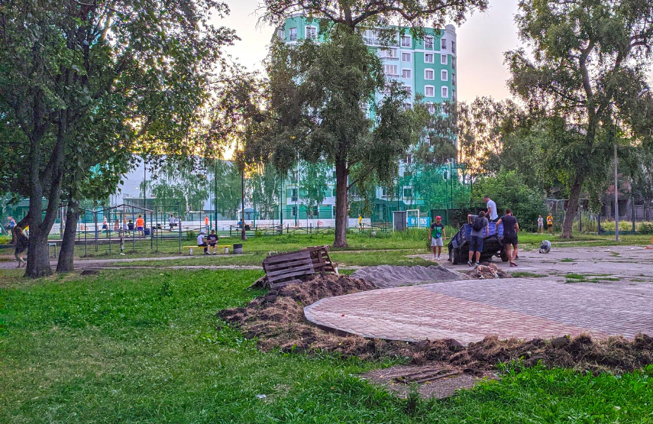 Недобудована фотозона Дмитра Хашаби у занедбаному Павленківському парку
