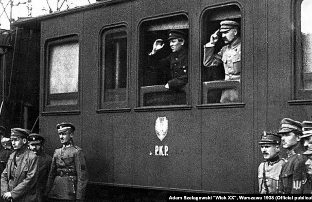 У вагоні потягу Симон Петлюра (ліворуч) і Юзеф Пілсудський. Вінниця, 1920 рік