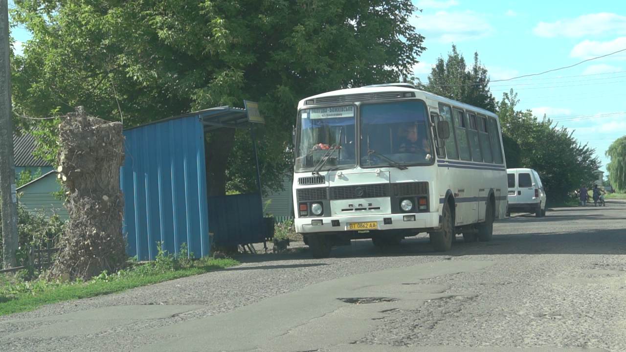 Зупинка громадського транспорту у селі Божківське