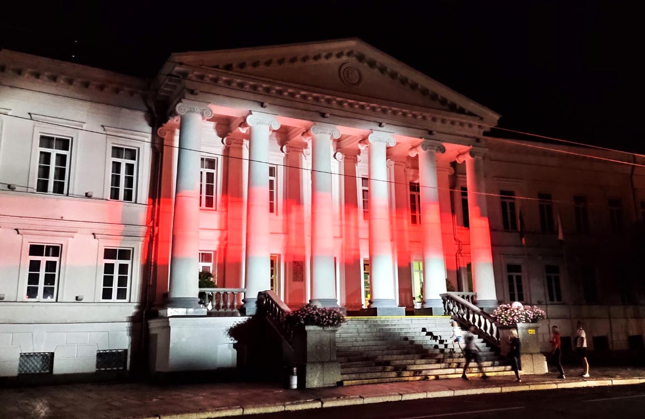 Проекція біло-червоного прапору Білорусі на будівлі Полтавської міської ради
