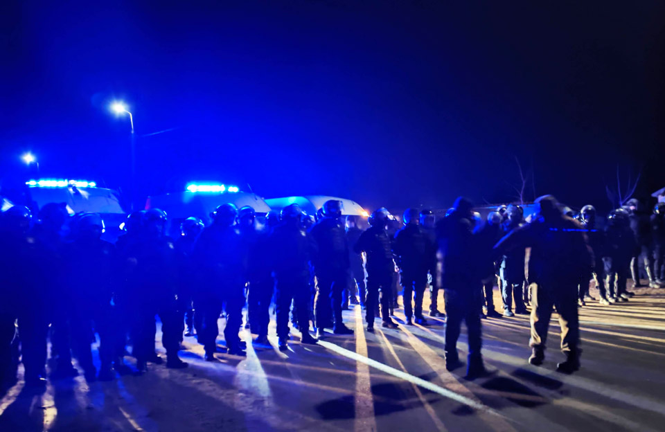 Поліцейські у Нових Санжарах перед вечірнім конфліктом 20 лютого