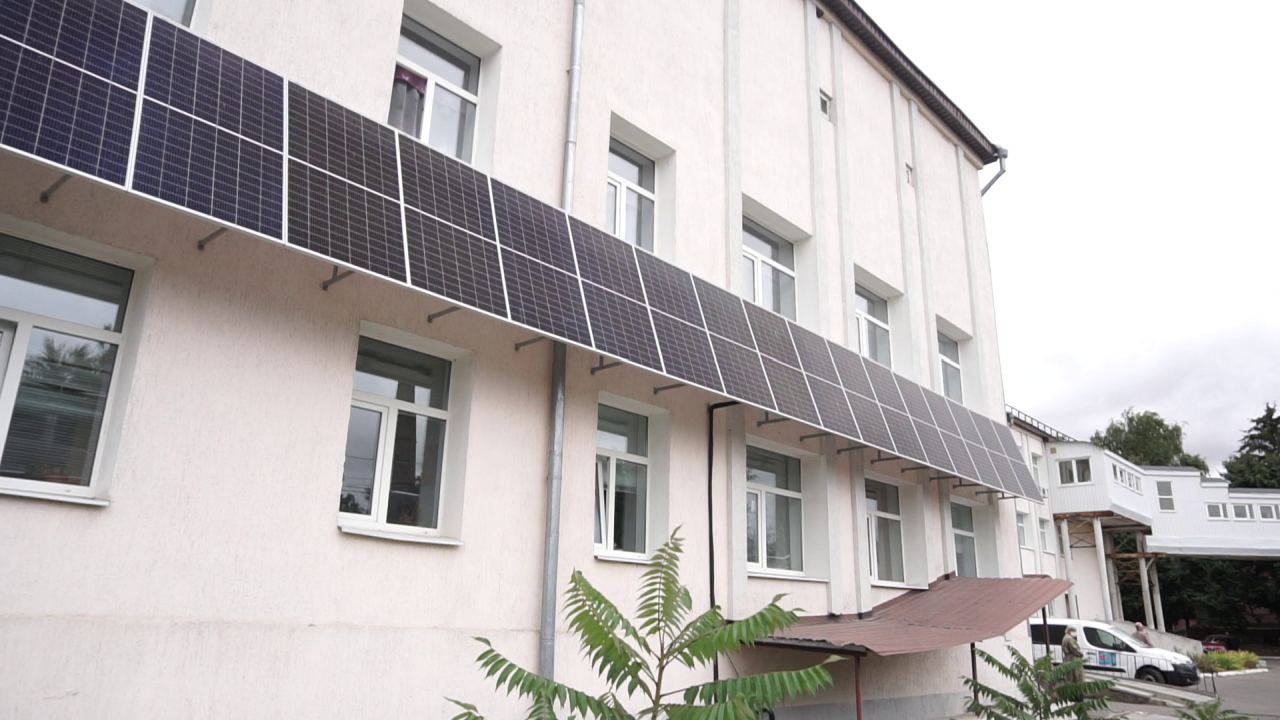 Сонячні панелі на приміщенні лікарні