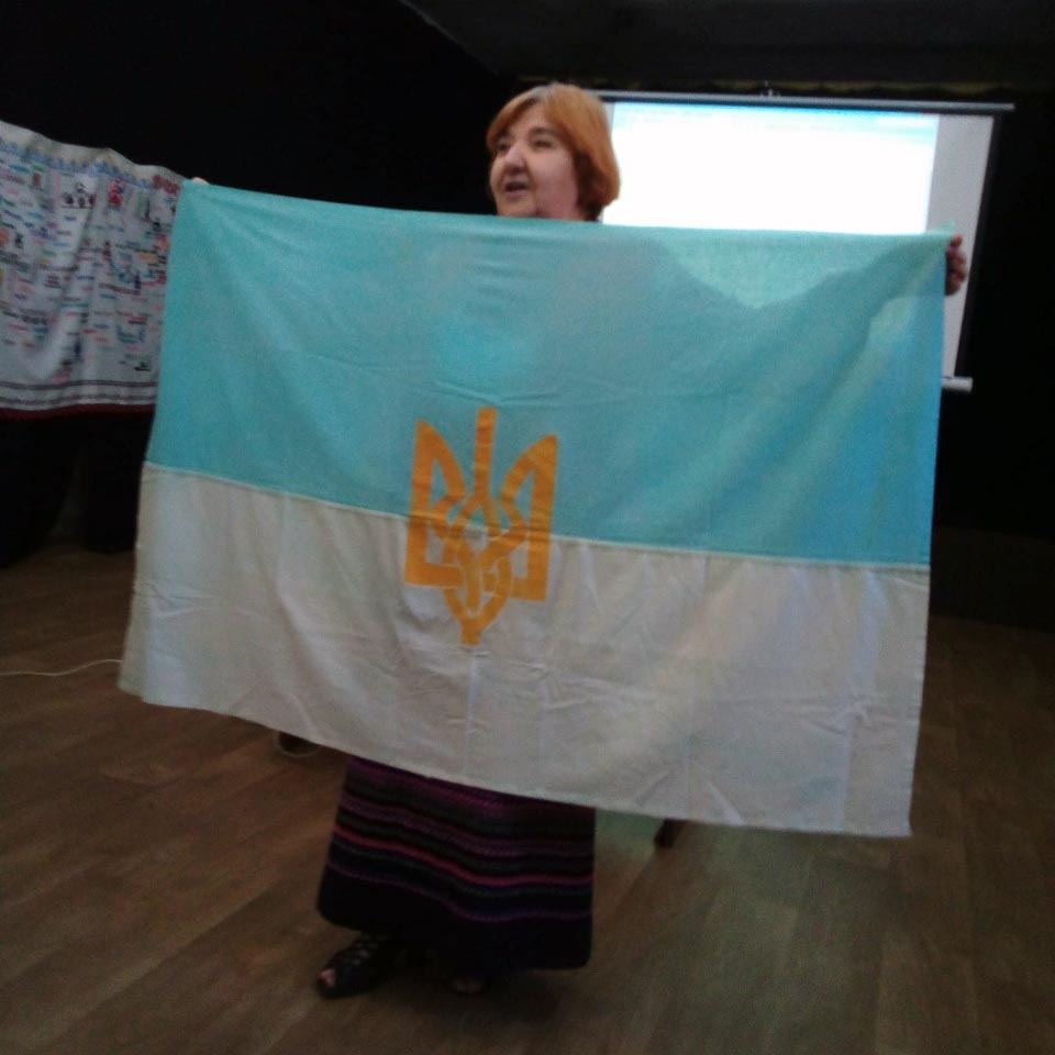 Зоя Коваленко з раритетним прапором