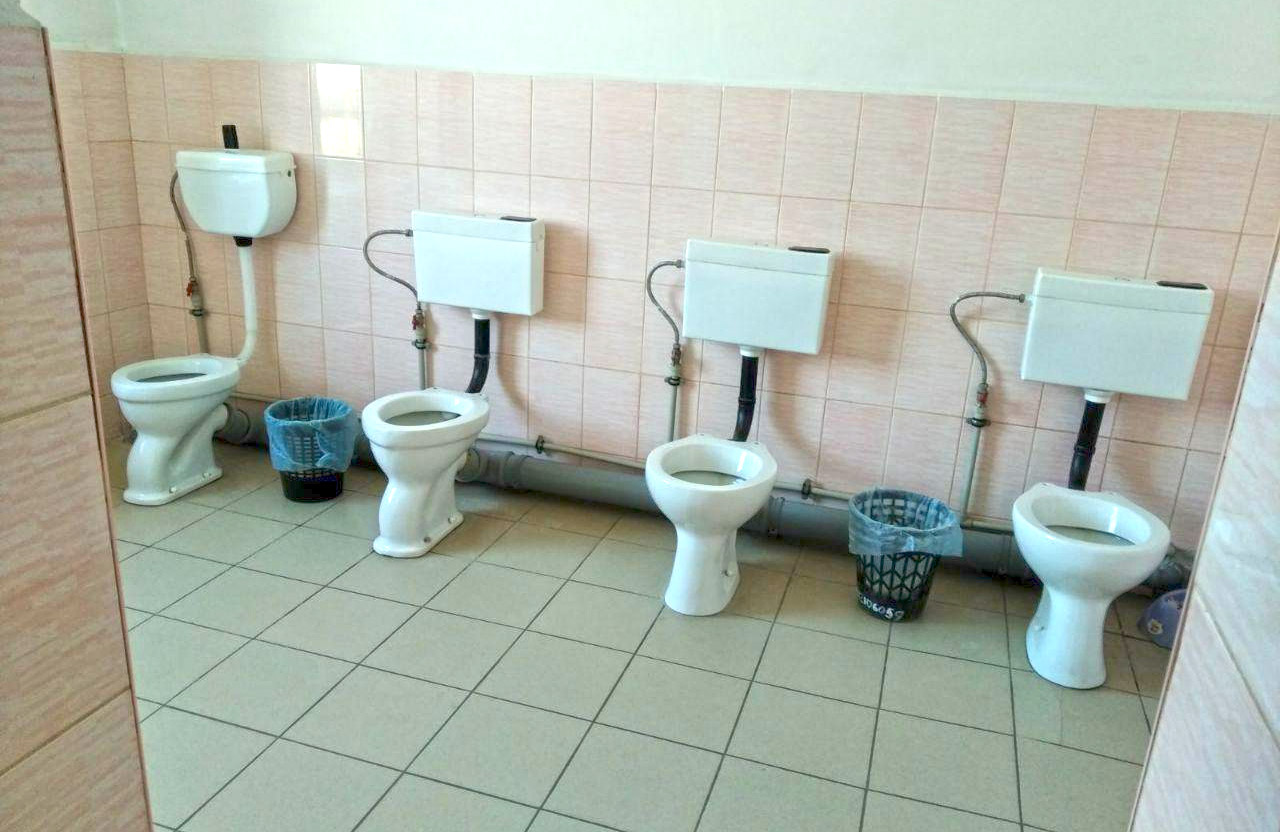 Туалет без перегородок в одній з полтавських шкіл
