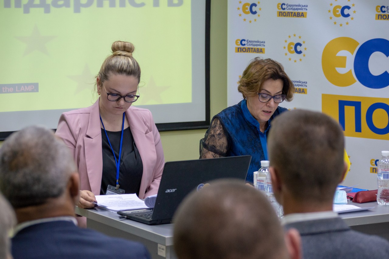 Оксана Дрюк та народна депутатка Ніна Южаніна на конференції Полтавської територіальної організації “ЄС”