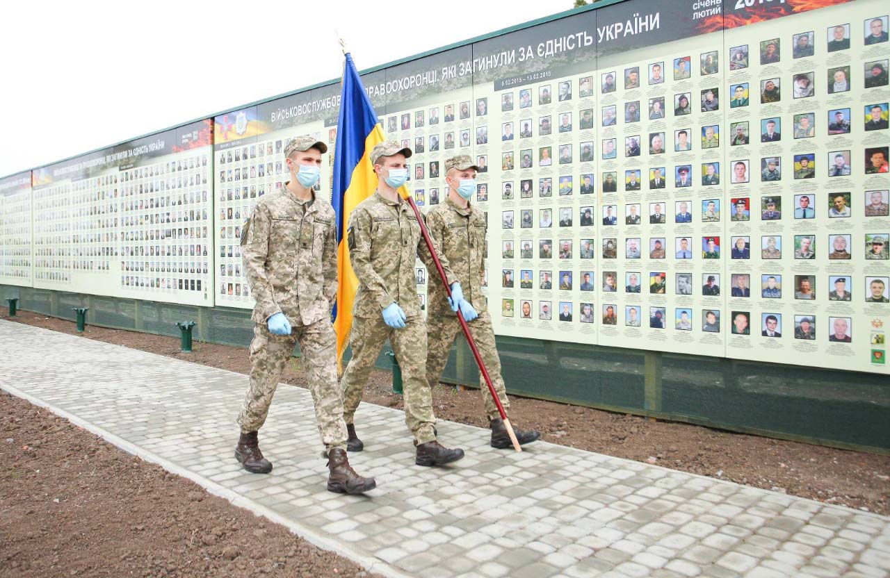 Стіна пам’яті полеглих за Україну на території Музею важкої бомбардувальної авіації у Полтаві