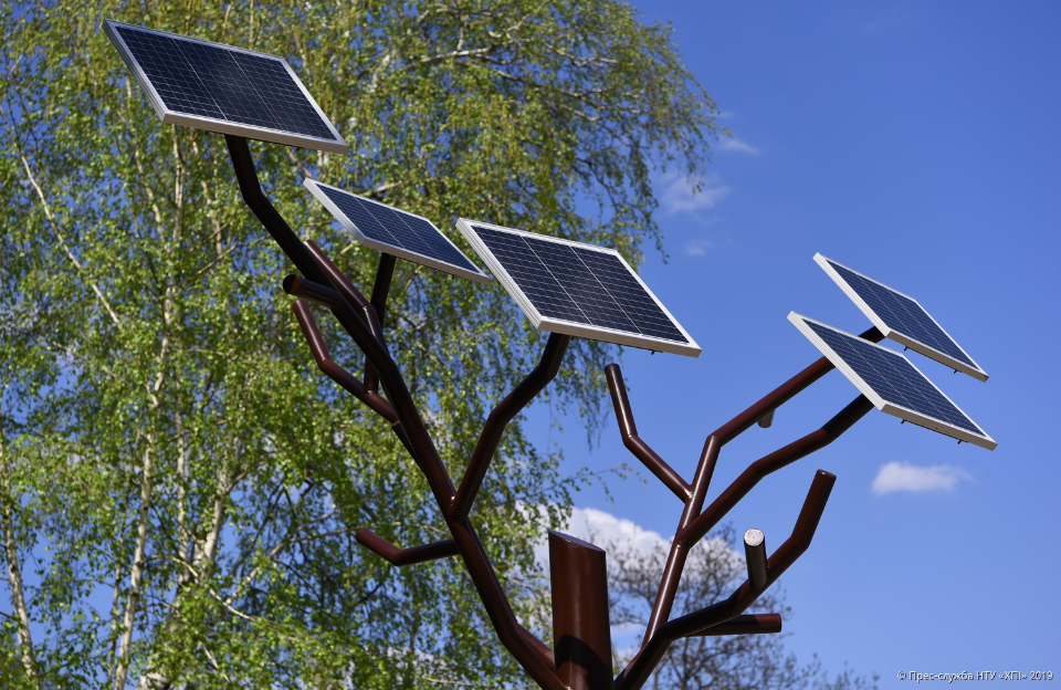 Точка Wi-Fi з підзарядкою для гаджетів на сонячних батареях у вигляді дерева