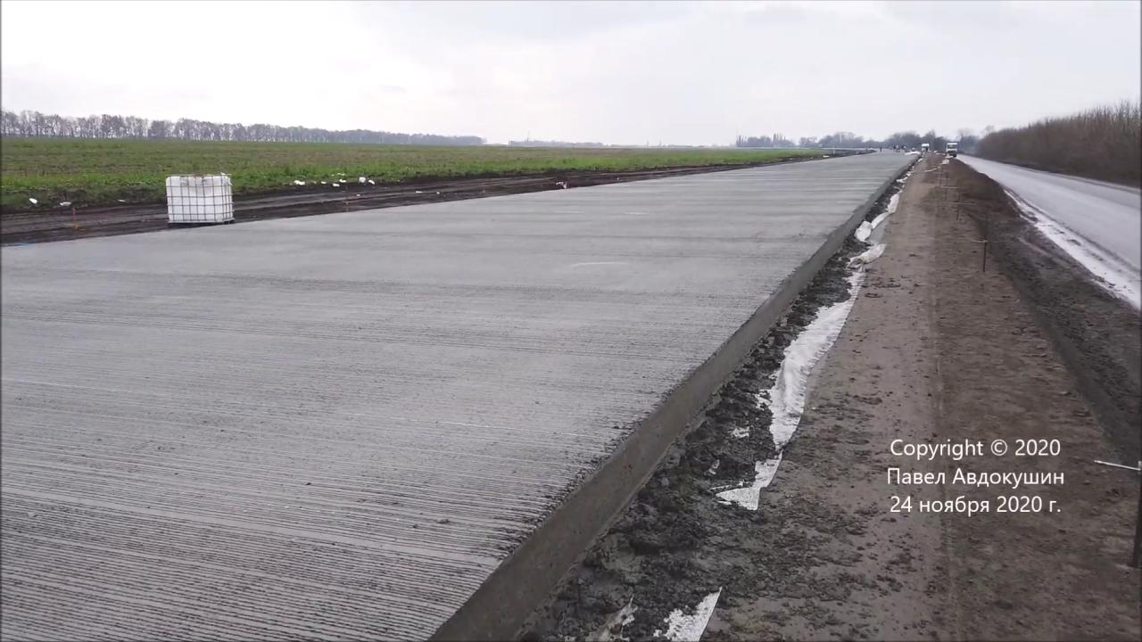 Свіже укладання шару важкого бетону на під’їзді до сіл Капустяни та Шевченкове