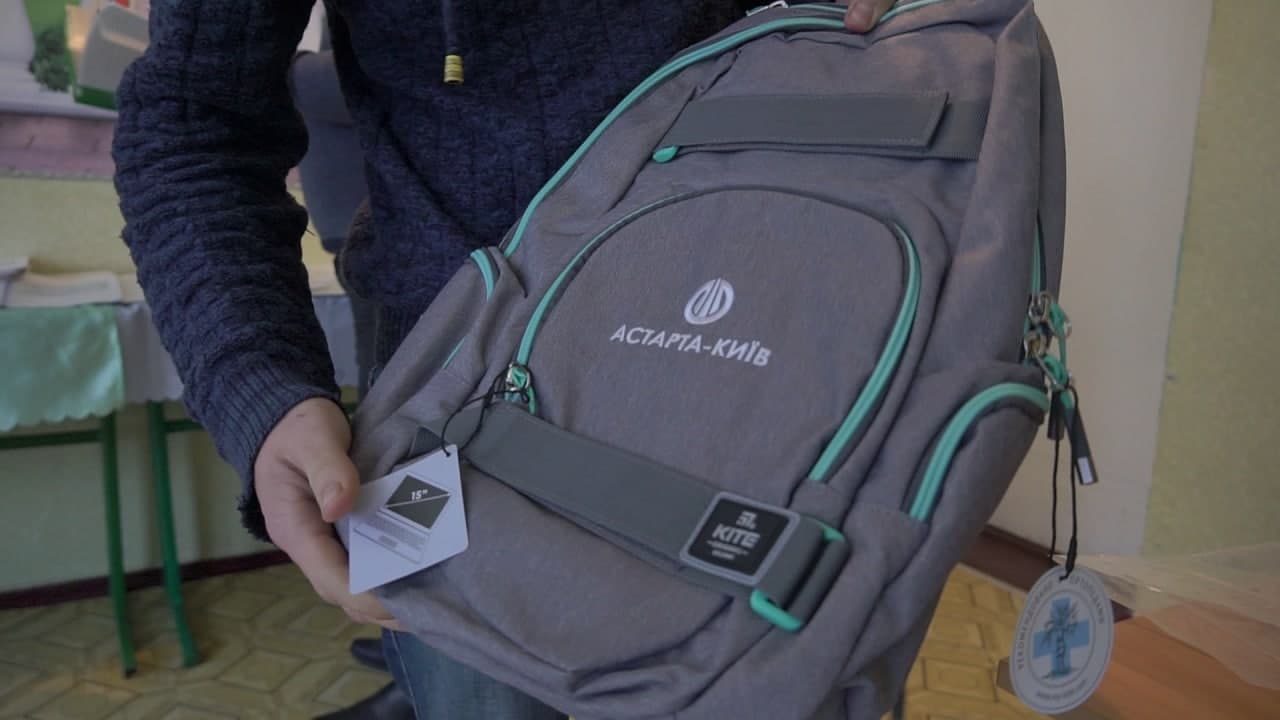 Також школярам подарували рюкзаки з логотипом «Астарта-Київ»