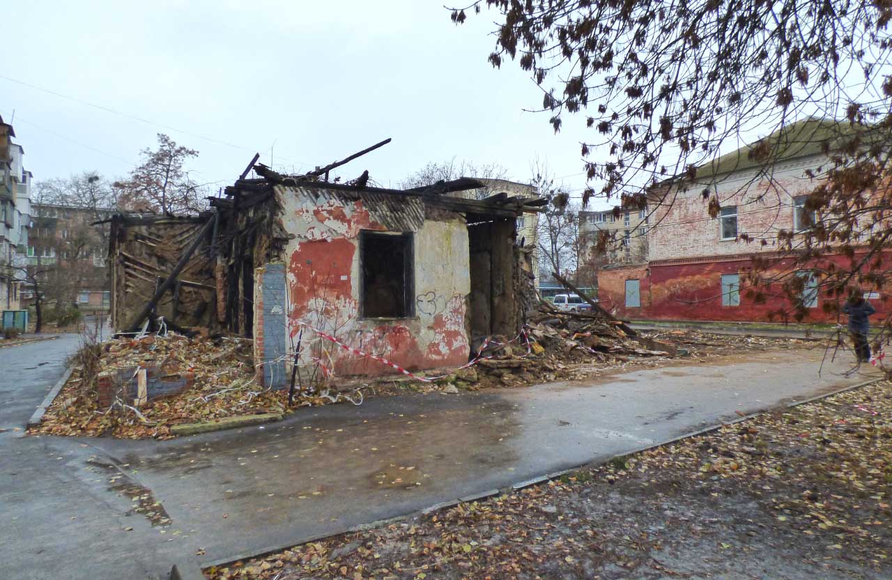 Прибирання залишків покинутого будинку на Павленківській площі, 8а