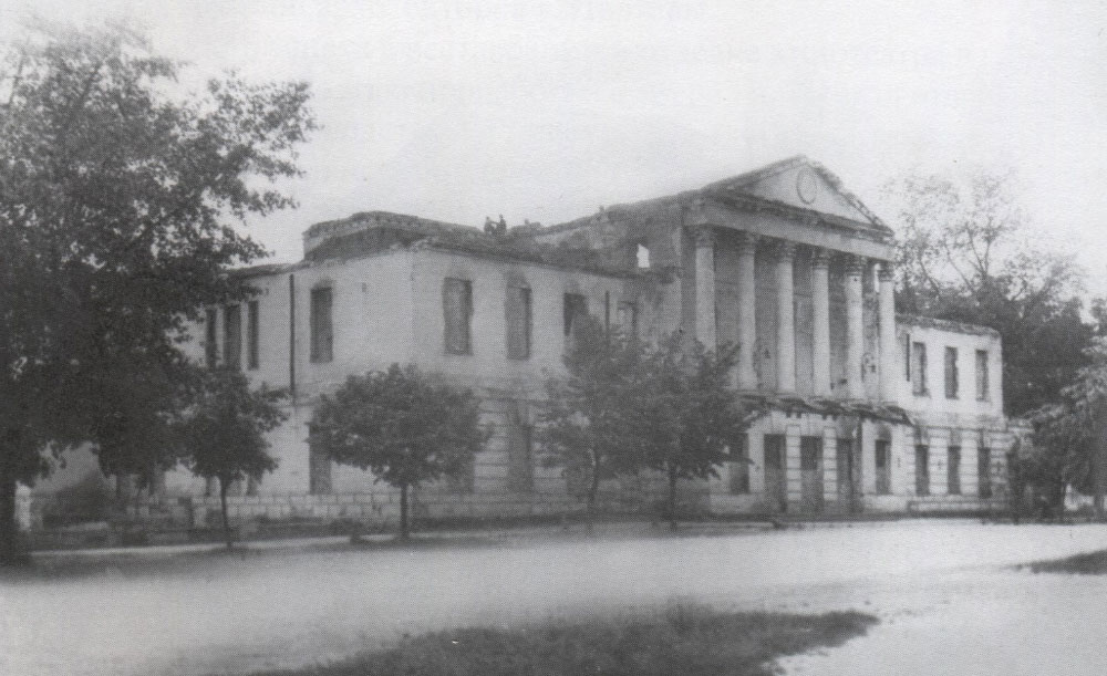 Будівлю повністю відновлять впродовж 1945-1946 років. На фото початок відновлювальних робіт у липні 1945 року.