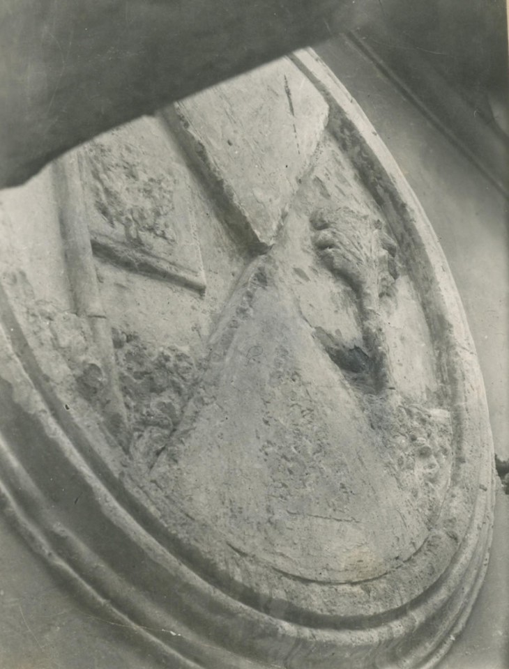 Під час розчистки фронтону будівлі німці знайшли затинькований оригінальний герб Полтавської губернії
