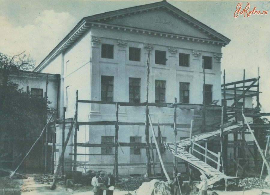 Серпень 1946 року. Завершення відбудови тильного фасаду.