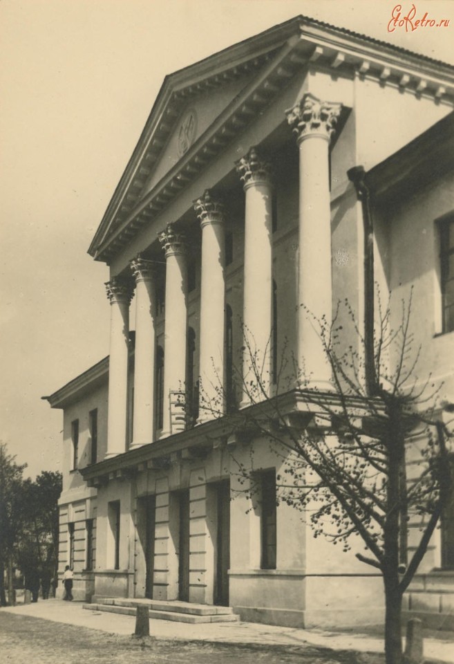 Червень 1946 року. Реставровані колони головного центрального портика.