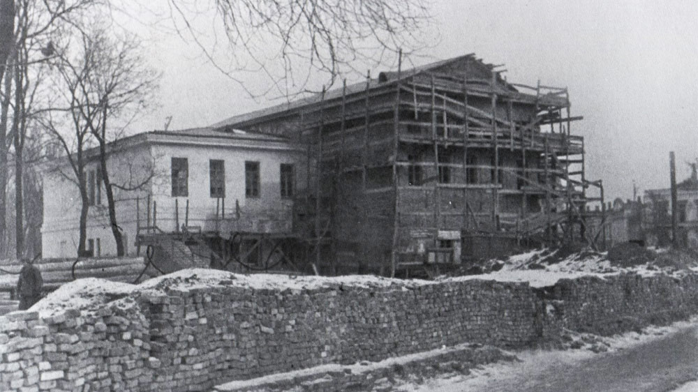 Лютий 1946 року. Будинок Дворянського зібрання став першим з ансамблю Круглої площі, який відновили після війни.