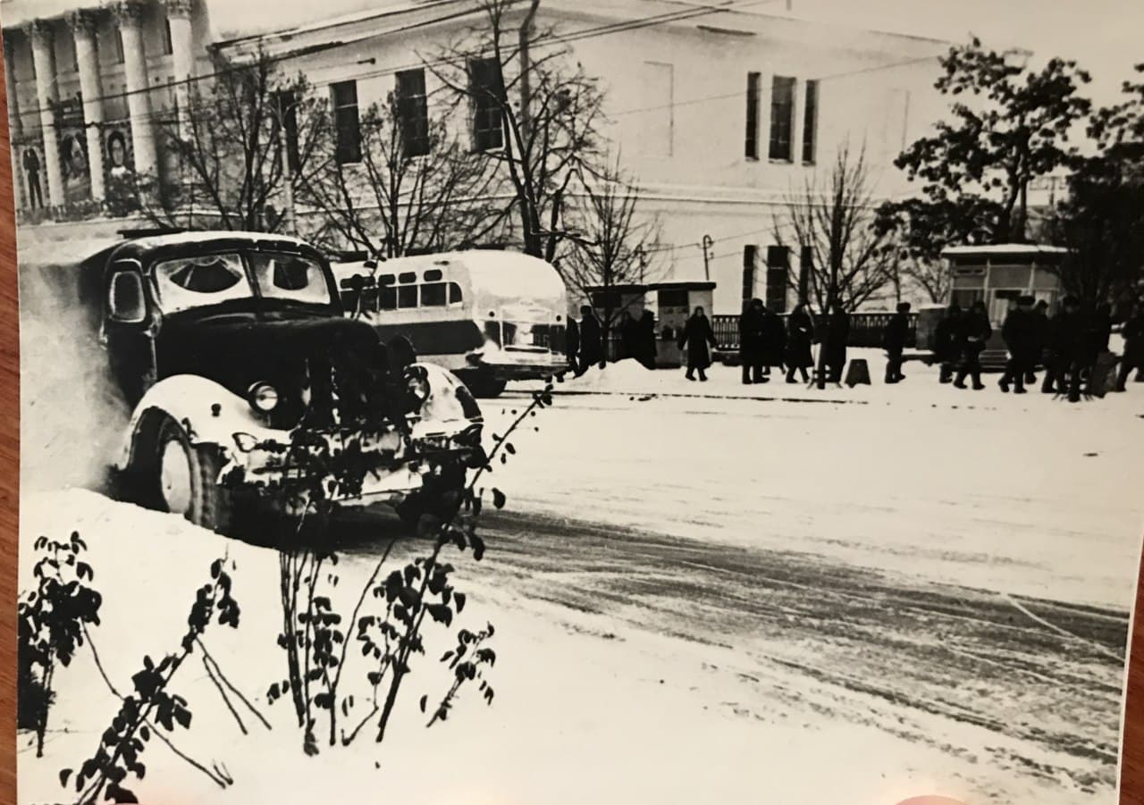 1961 рік. Прибирання снігу комунальниками. На задньому плані — будівля кінотеатру.