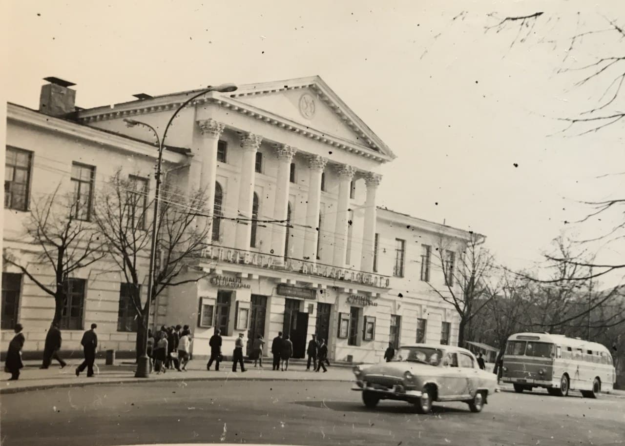 Будівля кінотеатру ім. Котляревського у 1976 році.