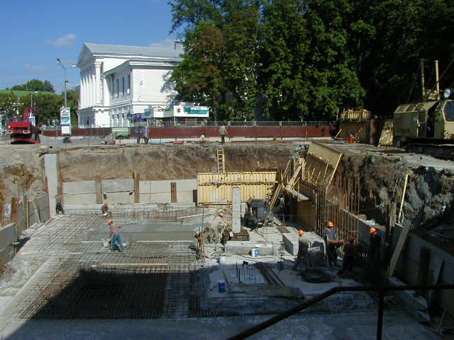 29 липня 2000 року. Будівництво підземного переходу на розі вулиць 1100-річчя Полтави та Жовтневої (нині — Соборності). На задньому плані — огороджена парканом будівля кінотеатру.