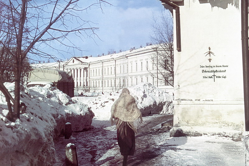 Зима 1942 року, час окупації. Напис на будівлі німецькою: «Церковна служба для солдатів вермахту щосуботи»