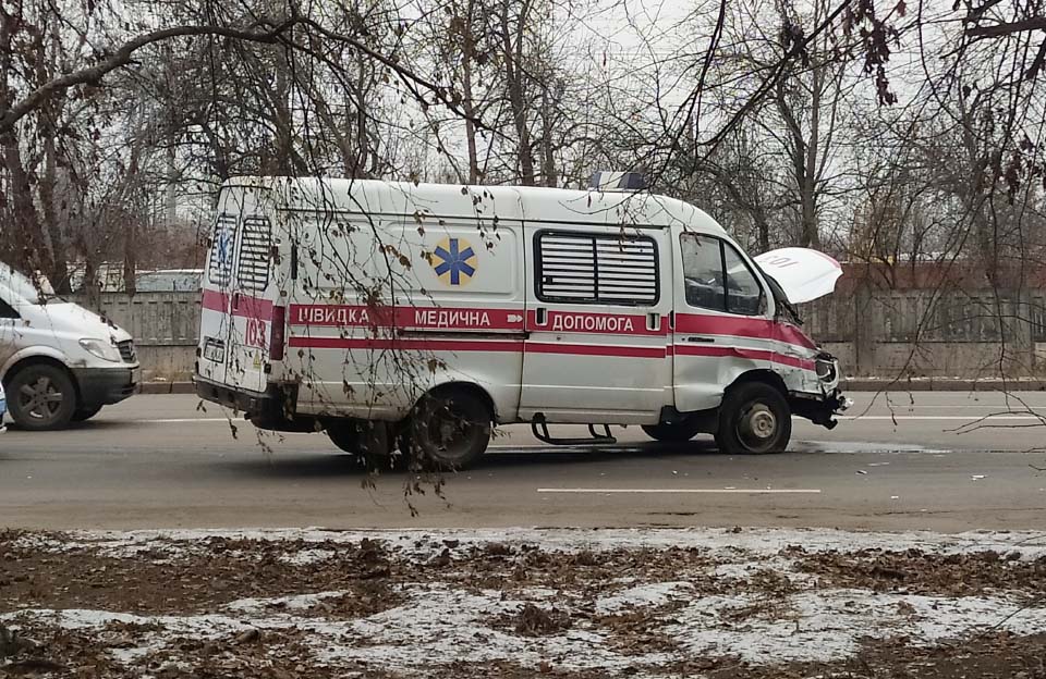ДТП за участі автомобіля швидкої допомоги на вулиці Зіньківській