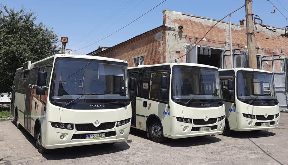 (нові автобуси Ataman на території тролейбусного депо, 07.2020)