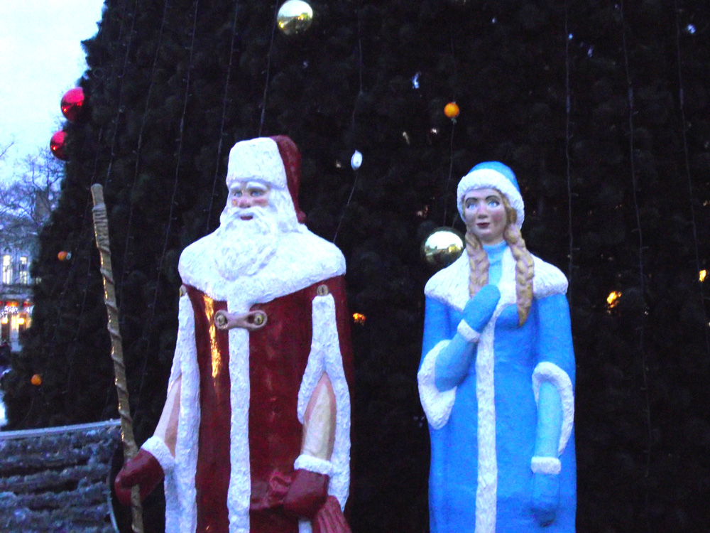 Поряд поставили пластикові фігури Снігуроньки та Діда Мороза.