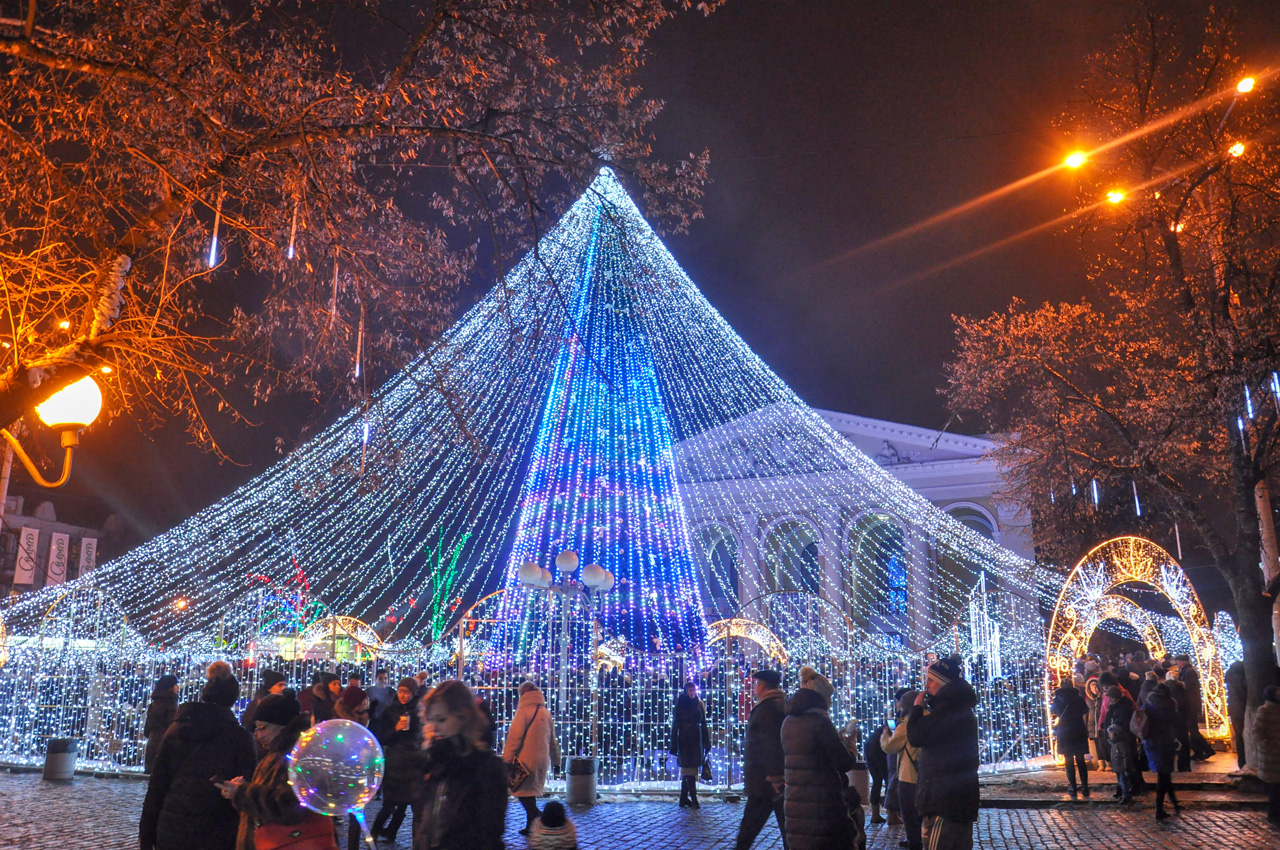 З 2018 на 2019 рік територія біля головної ялинки Полтави стала більше схожа на різдвяне містечко. Місто додатково придбало світлові 3D-металоконструкції, які дозволили утворити навколо дерева шатер з гірлянд із парканом.