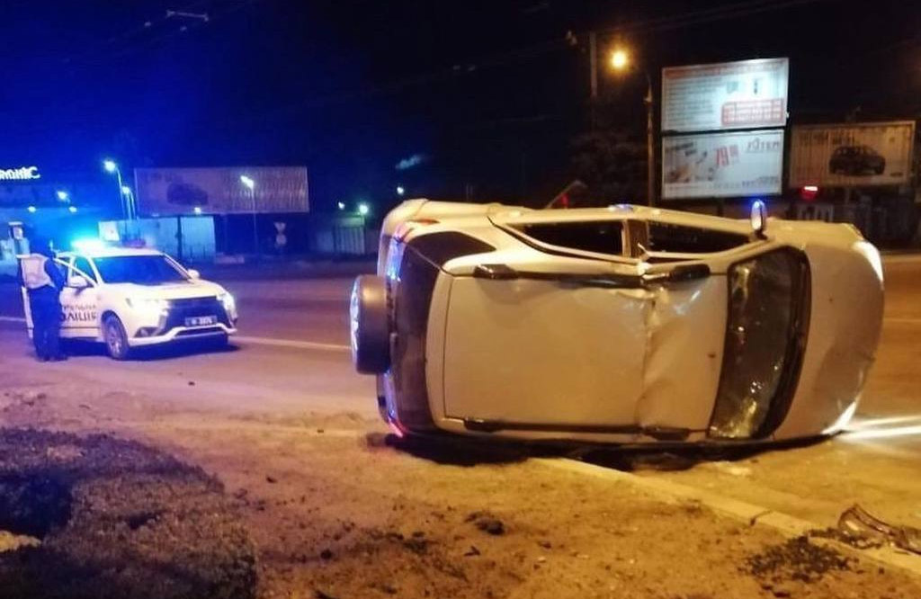ДТП на площі Зигіна у Полтаві: Daihatsu перекинувся на бік