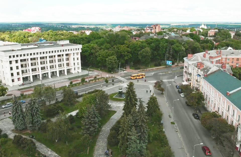 Сучасний вигляд скверу пам’яті Героїв України (колишня площа Леніна)
