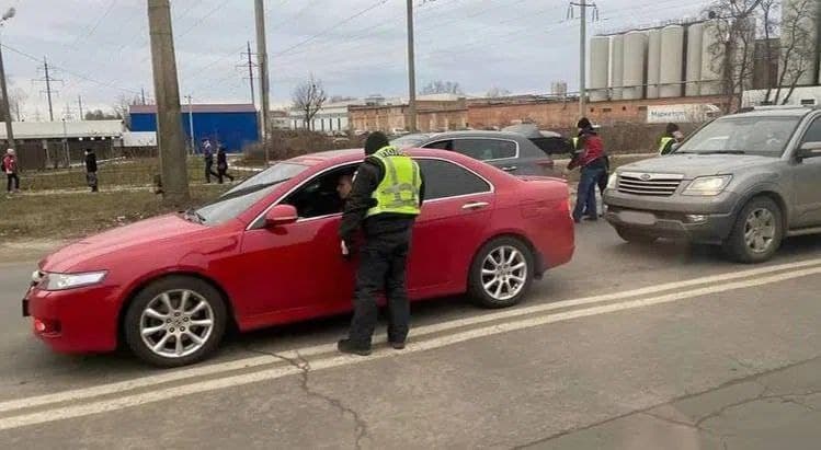 Перевірка автомобілів на виїзду із Полтави