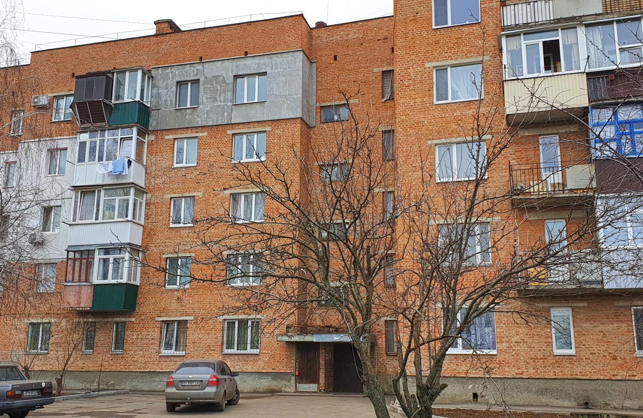 Колишній гуртожиток — а нині житловий будинок трикотажної фабрики «Мрія» на вул. Олени Пчілки, 48