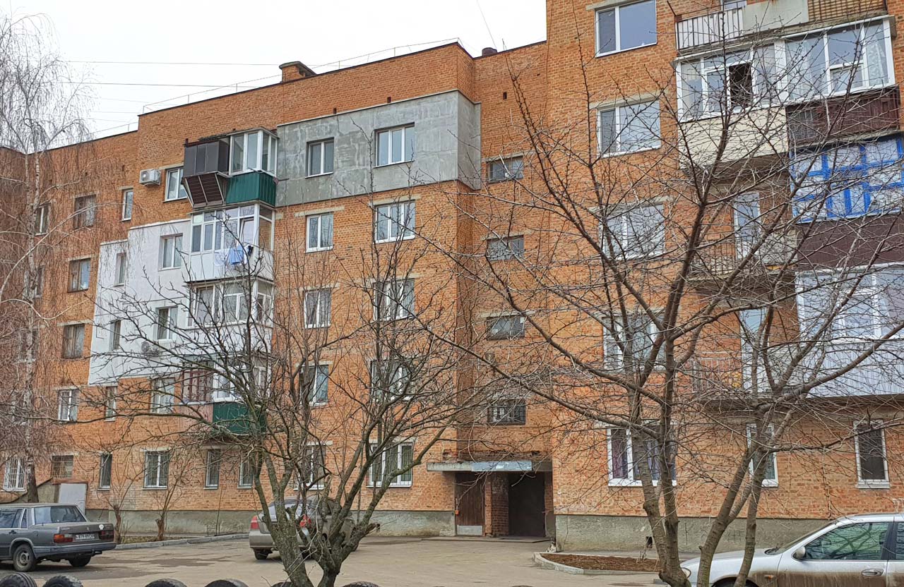 Колишній гуртожиток — а нині житловий будинок трикотажної фабрики «Мрія» на вул. Олени Пчілки, 48