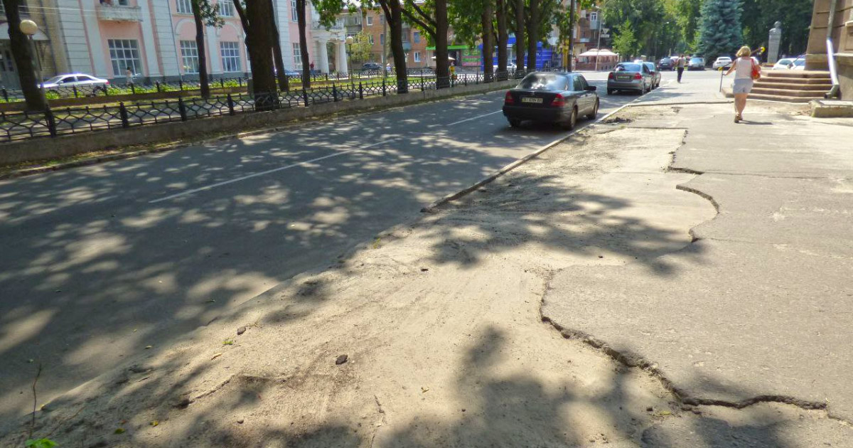У Полтаві планують відремонтувати тротуари на 700 метрах вулиці ...