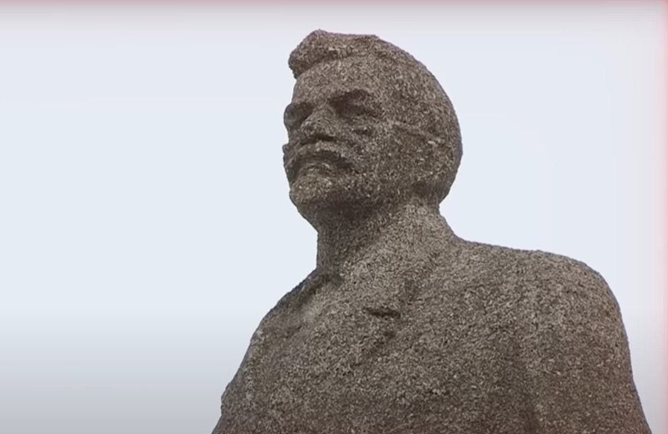 Пам’ятник Петровському у селі Новоселівка Зіньківської територіальної громади