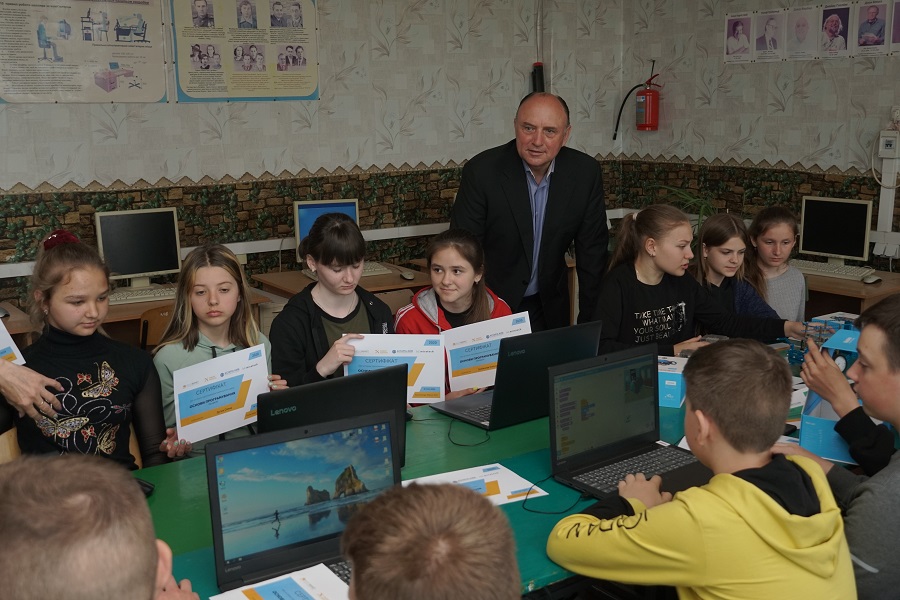 Заступник генерального директора ТОВ ІПК «Полтавазернопродукт» Анатолій Таранушич цікавиться успіхами дітей