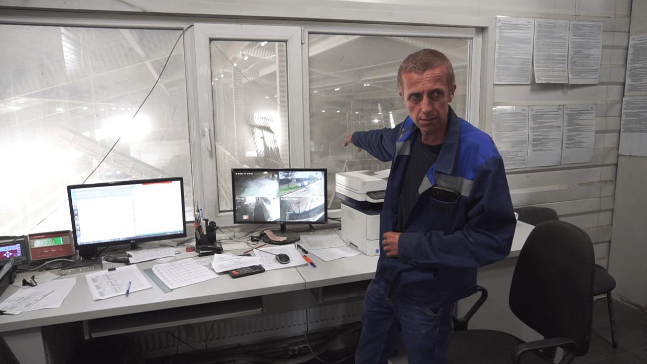 Начальник кормового центру Роман Матіїв показує операторну