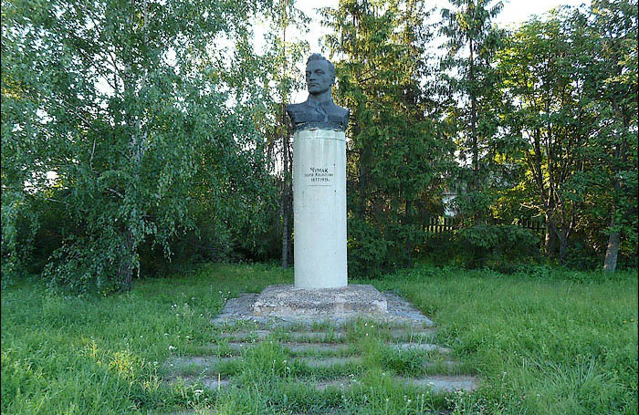 Пам’ятник більшовику Андрію Чумаку у селі Великі Сорочинці