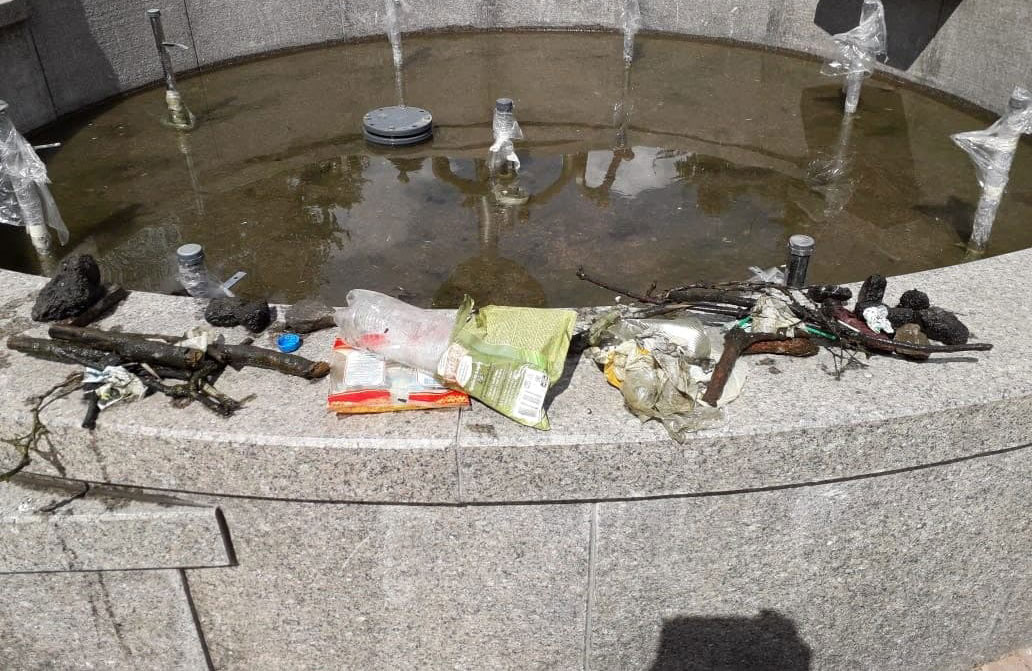 Типове сміття з фонтана | Фото Романа Сердюка