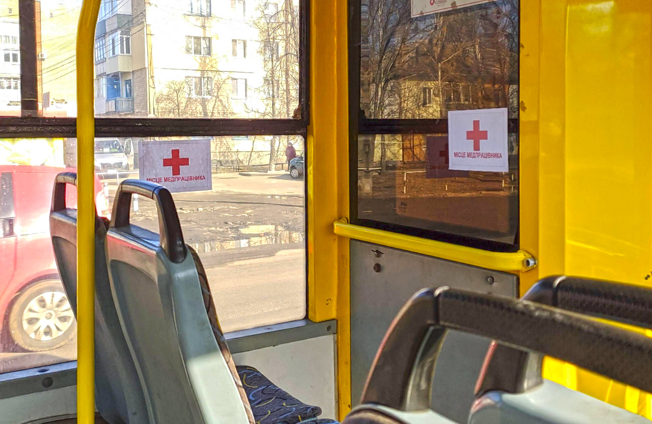Місця для медпрацівників у полтавському тролейбусі