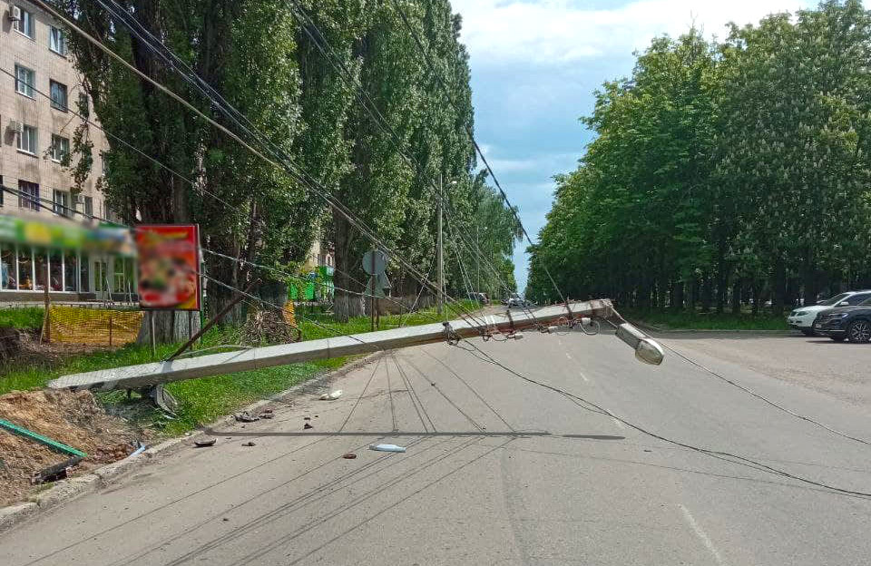 Електроопора на вул. 23 Вересня, яку 27 травня зніс водій Renault Megane