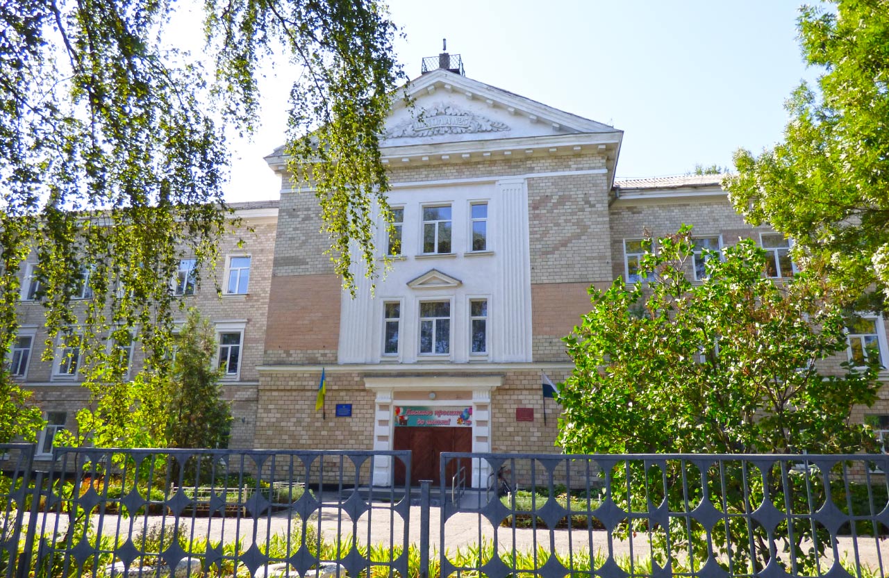 ЗОШ № 25 — одна з перших шкіл Полтави, яка відмовилася від 10-11 класів