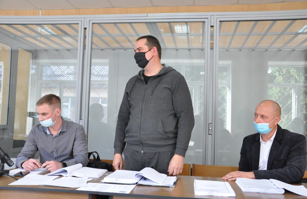 Микола Шевельов разом зі своїми адвокатами Денисом Репалом та Владиславом Пожидаєвим